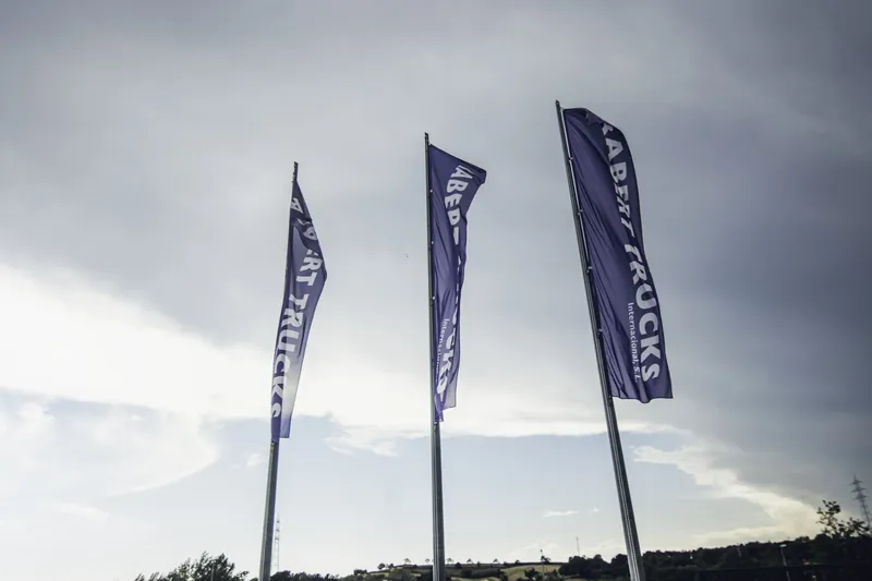 Banderas en la entrada de Rabert Trucks