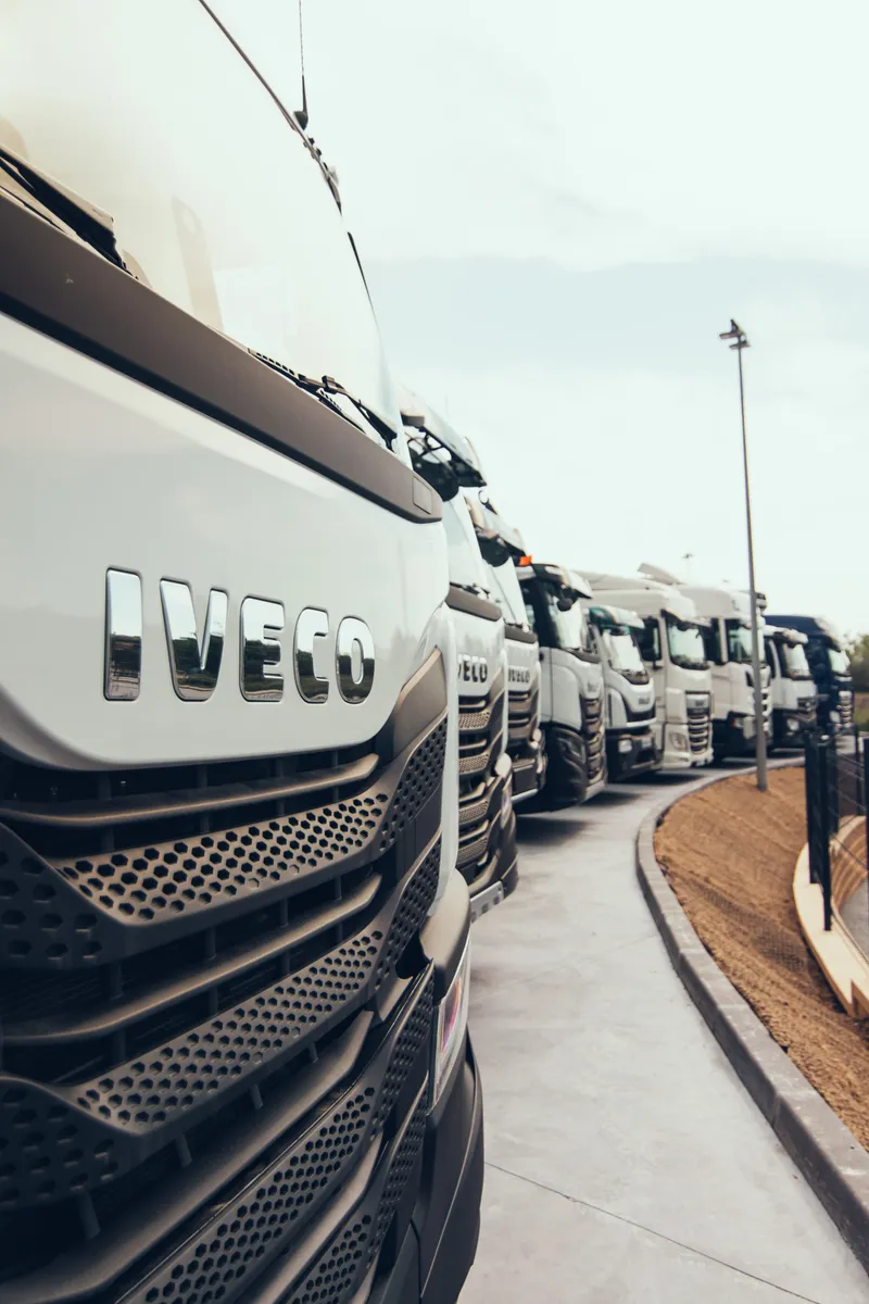 Camiones estacionados en la zona de exposición